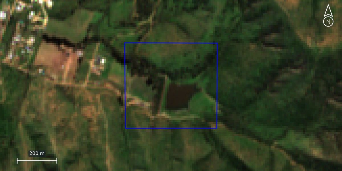 Imagen satelital en color natural del predio, con su contorno